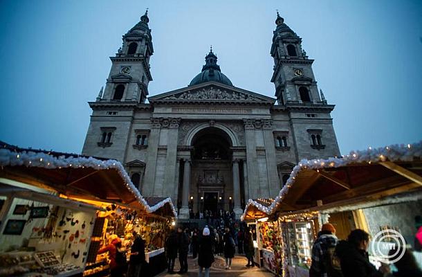 Basilica and christmas market