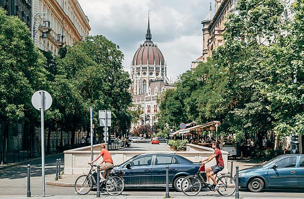 budapest parliament bikers