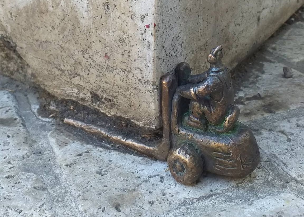 Kolodko mini statue, forklift