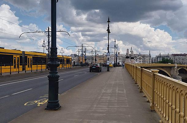 Margaret Bridge, tram